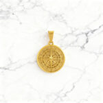 Pendente Medalha Captain Compass Dourada, em aço inoxidável para colares.