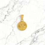 Pendente Medalha Auburn Dourada, em aço inoxidável, com duas mãos de oração para colares.