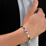 Pulseira escrava fina preta, estilo Escrava, com tamanho único ajustável a todos os pulsos.