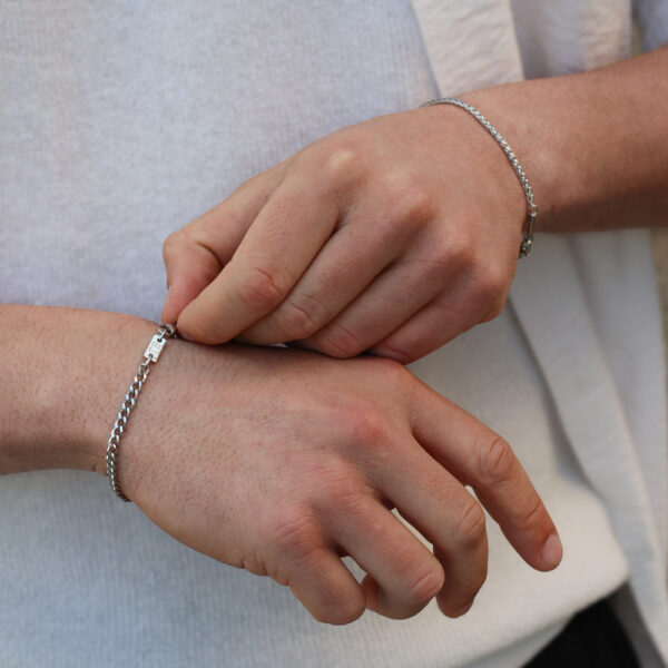Pulseira homem prateada de malha cubana fina em aço inoxidável