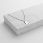 Colar para homem com chapa para gravações personalizadas.