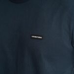 Detalhe do logo na T-shirt Detroit Azul Marinho, para Homem, em algodão de qualidade e conforto superior.