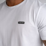 Detalhe do logótipo na T-shirt Detroit Branca, para Homem, em algodão de qualidade e conforto superior.