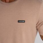 Detalhe do logo na t-shirt Detroit Buckskin, para Homem, em algodão de qualidade e conforto superior.