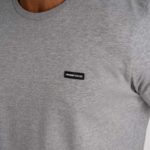 Detalhe do logo na t-shirt Detroit Cinza, para Homem, em algodão de qualidade e conforto superior.