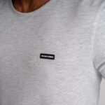 Detalhe do logótipo na t-shirt Detroit Off White, para Homem, em algodão de qualidade e conforto superior.