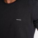 Detalhe do logo na t-shirt Detroit Preta, para Homem, em algodão de qualidade e conforto superior.