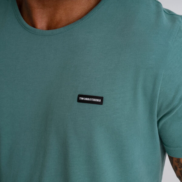 Detalhe do logo na t-shirt Detroit Verde, para Homem, em algodão de qualidade e conforto superior.