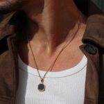 Colar homem dourado com pedra preta em aço inoxidável com medalha.
