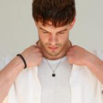 Colar homem prateado com pendente quadrado pedra preta em aço inoxidável