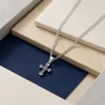 Colar Homem Prateado, para homem, com pendente em forma de cruz em aço inoxidável.