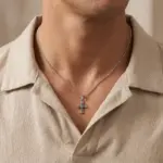 Colar Homem Prateado, para homem, com pendente em forma de cruz em aço inoxidável.
