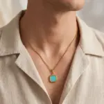 Colar homem dourado com pedra azul em aço inoxidável com medalha.