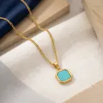 Colar homem dourado com pedra azul em aço inoxidável com medalha.