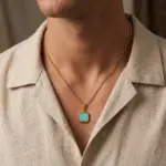 Colar homem dourado com pedra azul em aço inoxidável com medalha.