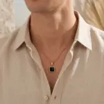 Colar homem dourado com pedra preta em aço inoxidável com medalha.