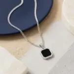 Colar homem prateado com pedra preta em aço inoxidável com medalha.