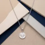 Colar para homem em aço inoxidável prateado com medalha espirito santo