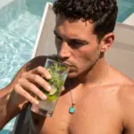 colar para homem em aço inoxidavel prateado com pendente pedra azul