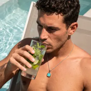 colar para homem em aço inoxidavel prateado com pendente pedra azul