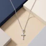 Colar prateado, para homem, com pendente em forma de cruz em aço inoxidável.