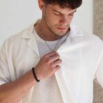 Pulseira Manalapan em aço inoxidável com design em rede (mesh) de tamanho único para se ajustar ao pulso, produzida pela marca Twobrothers.