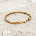 Pulseira para homem fina quadrangular em aço inoxidável dourado.