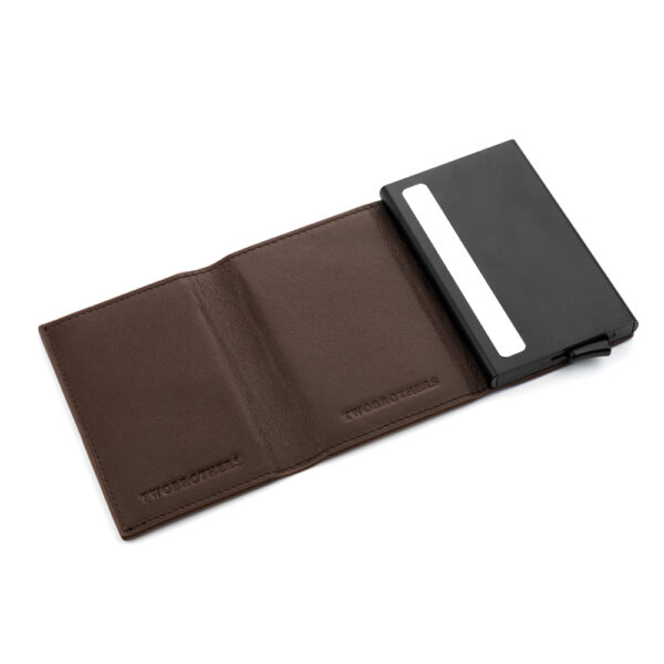 carteira porta cartões para homem em pele genuína de cor castanha.