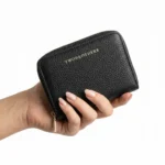 Carteira para mulher em pele preta granulada.