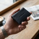 carteira porta cartões para homem em pele genuína de cor preta.