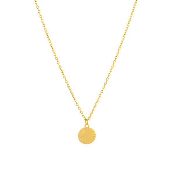 colar mulher dourado com um pendente em forma de medalha texturizada simbolizando os raios de sol
