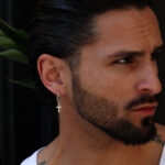 Brinco argola fina homem prateado com pendente cruz lisa em aço inoxidável