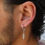 brinco para homem com pendente pena