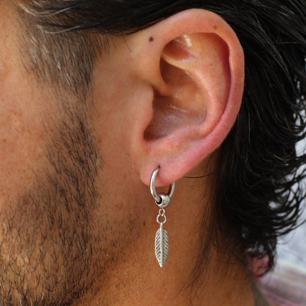 Brinco-homem-prateado-com-pena brinco para homem com pendente pena
