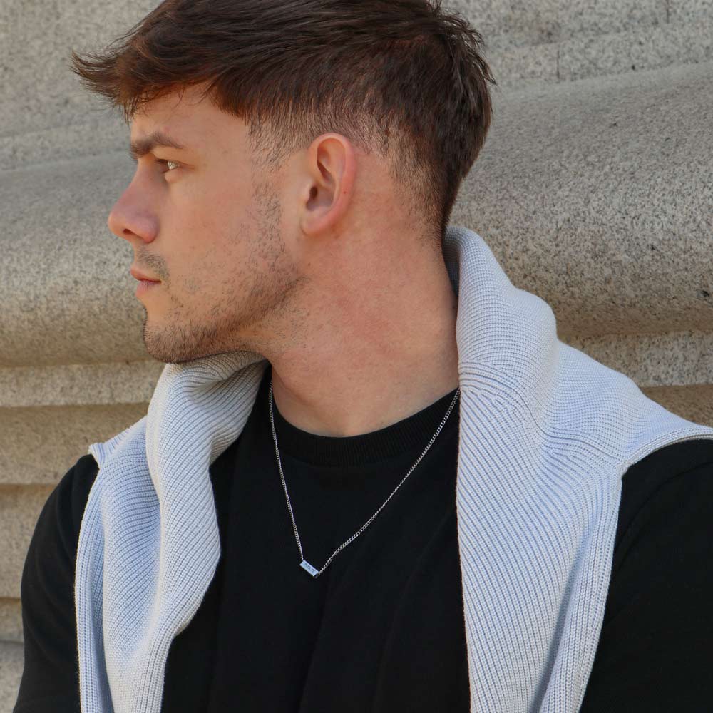 Colar-com-barra-personalizavel Colar homem prateado com pendente em forma de barra personalizável aço inoxidável