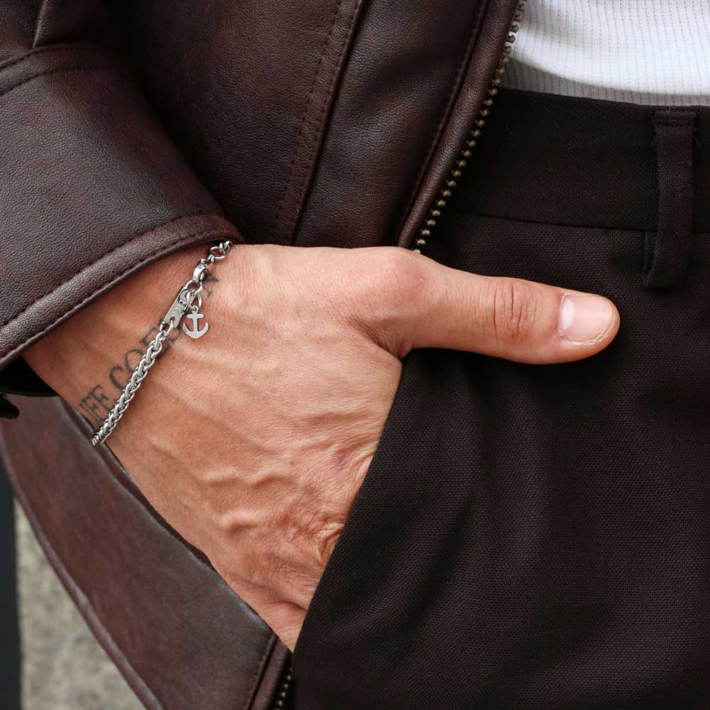 Pulseira-masculina-com-ancora Pulseira masculina com pendente ancora em aço inoxidável.
