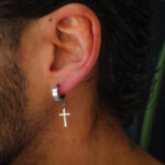 Brinco argola larga homem prateado com pendente cruz simples em aço inoxidável