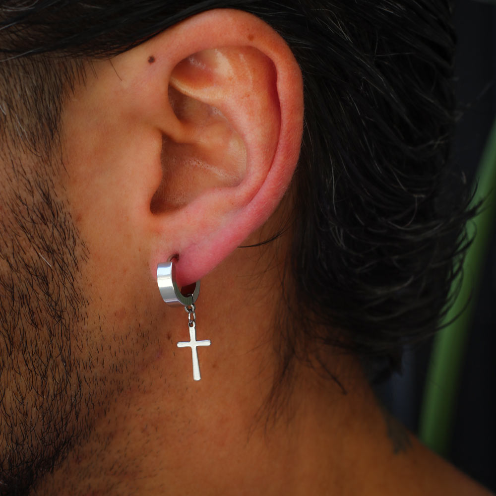 brinco-homem-argola-larga-cruz-prateada Brinco argola larga homem prateado com pendente cruz simples em aço inoxidável