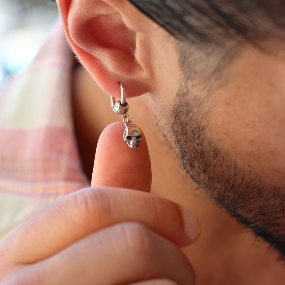 brinco-homem-argola-pendente-caveira-prateada Brinco argola homem prateado com pendente caveira em aço inoxidável