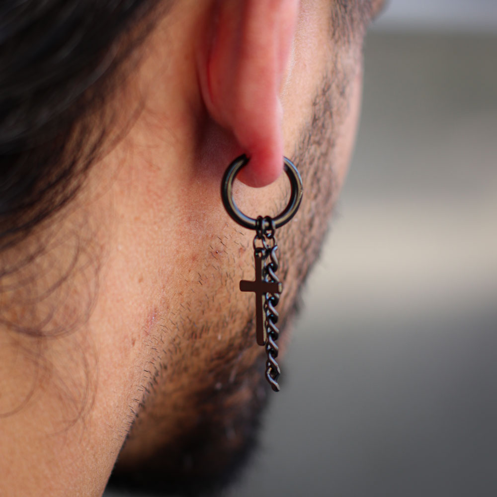 brinco-homem-argola-preta-cruz-correntes Brinco argola homem preto com pendente cruz e correntes em aço inoxidável