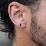 Brinco homem stud em forma de cruz pequena em aço inoxidável