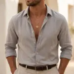 Colar para homem em aço inoxidável dourado com medalha newport compass
