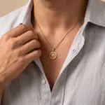 Colar para homem em aço inoxidável dourado com medalha newport compass