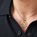 Colar dourado Newport Compass para homem, em aço inoxidável, da marca Twobrothers com pendente em forma de bússola.