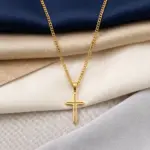 colar homem dourado com pendente em forma de cruz aberta