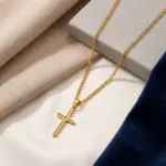 colar homem dourado com pendente em forma de cruz aberta