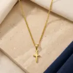 Colar para homem em aço inoxidável dourado com pendente clermont