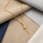 Colar para homem em aço inoxidável dourado com pendente em forma de espada