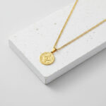 Colar masculino dourado com medalha olho turco.