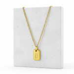 Colar para homem com placa para gravações personalizadas.